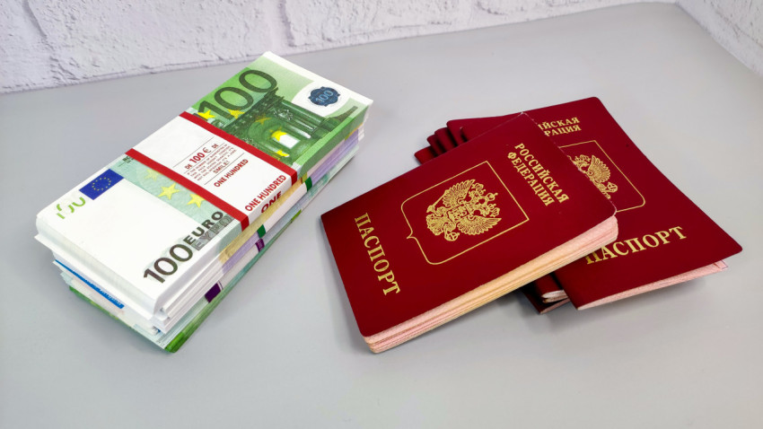 Стопка евро и загранпаспорта РФ