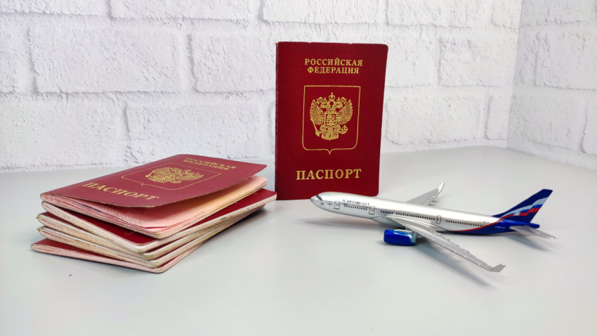 Российские загранпаспорта и самолет Аэрофлот
