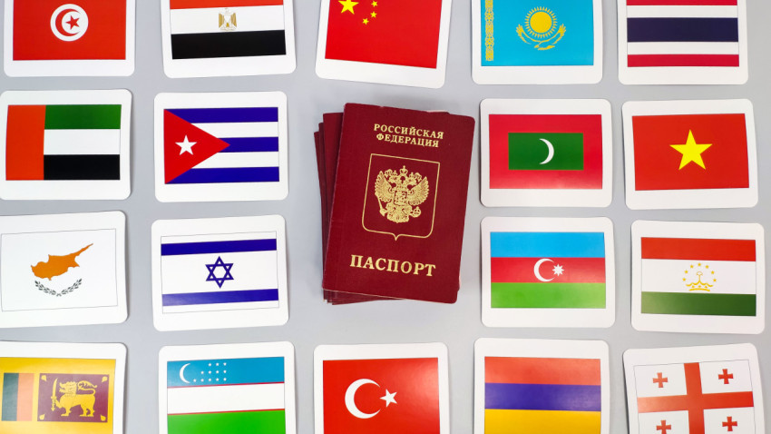 Загранпаспорт РФ и флаги разных стран