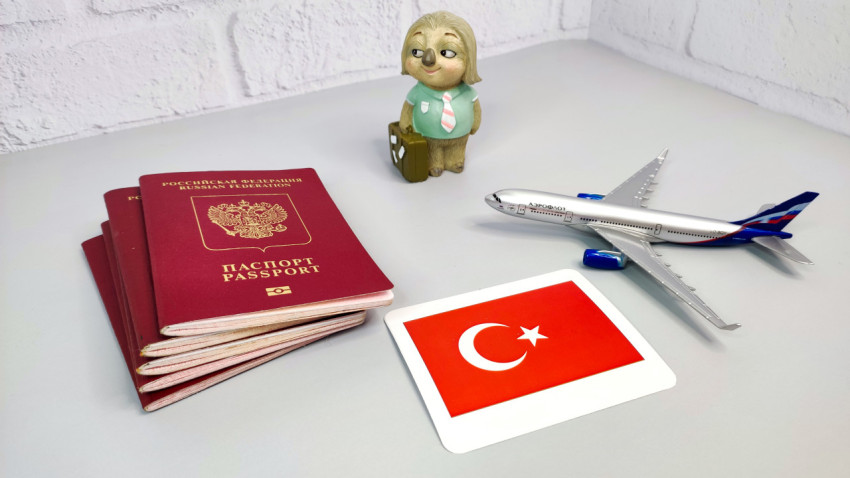 Российские загранпаспорта, модель самолета и флаг Турции