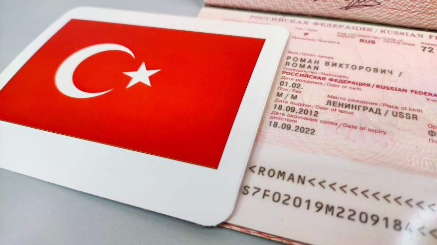 Загранпаспорт России с флагом Турции