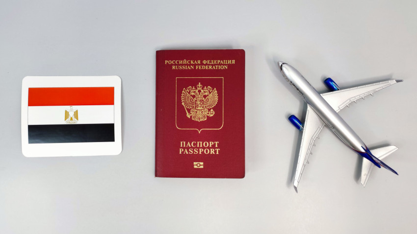 Российский загранпаспорт, флаг Египта и модель самолета