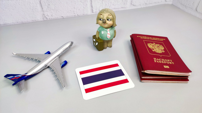 Российские загранпаспорта, флаг Таиланда и модель самолета