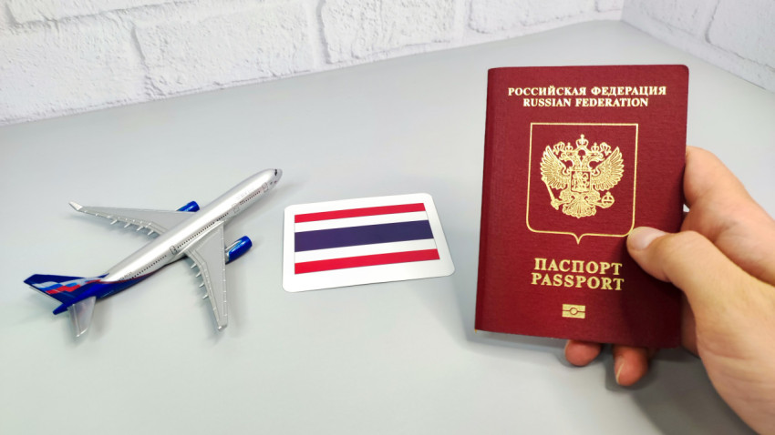 Российский загранпаспорт, флаг Таиланда и модель самолета