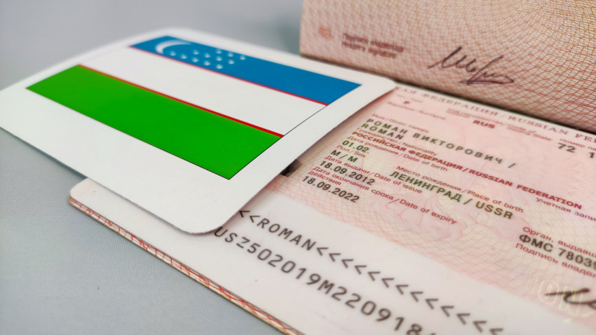 Загранпаспорт России с флагом Узбекистана