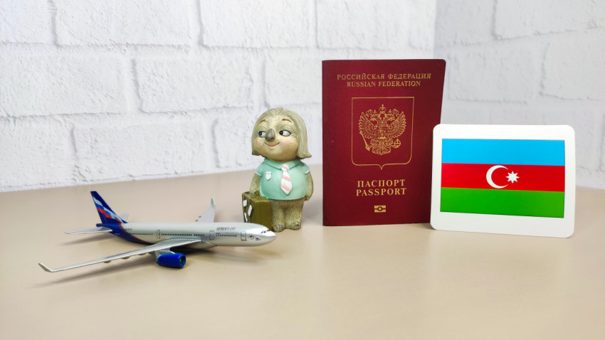 Российский загранпаспорт, флаг Азербайджана и модель самолета