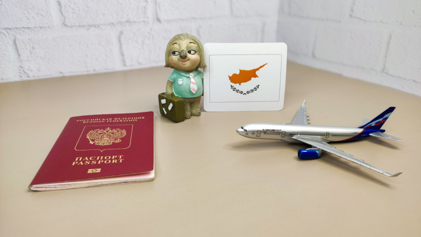 Загранпаспорт РФ, карта с флагом Кипра и модель самолёта