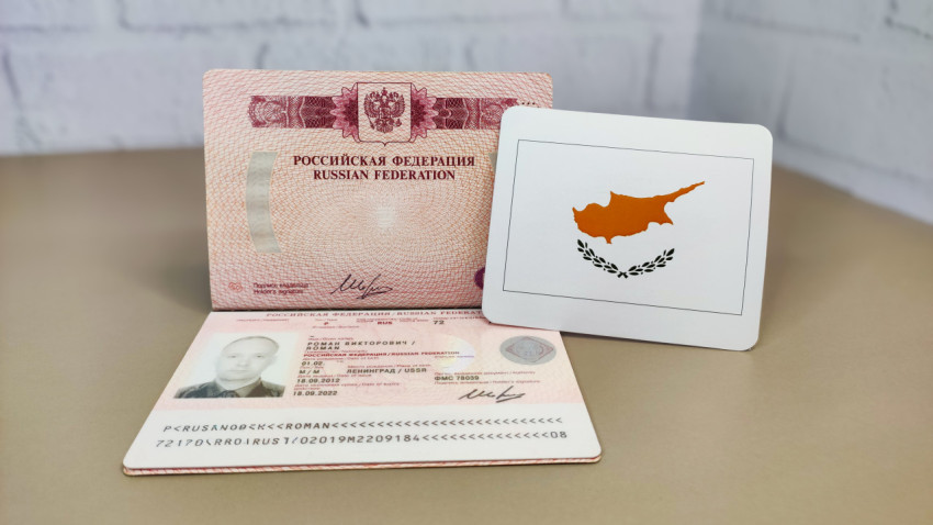 Загранпаспорт РФ и карта с флагом Кипра
