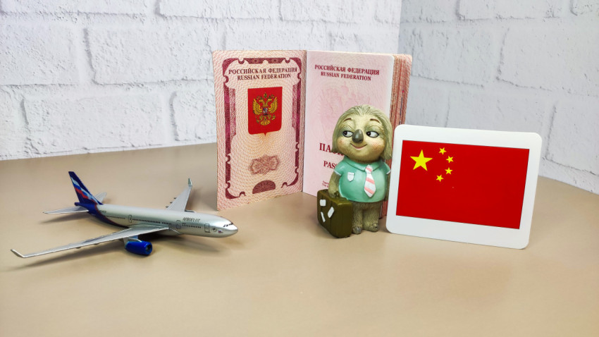 Российский загранпаспорт, флаг Китая и модель самолета