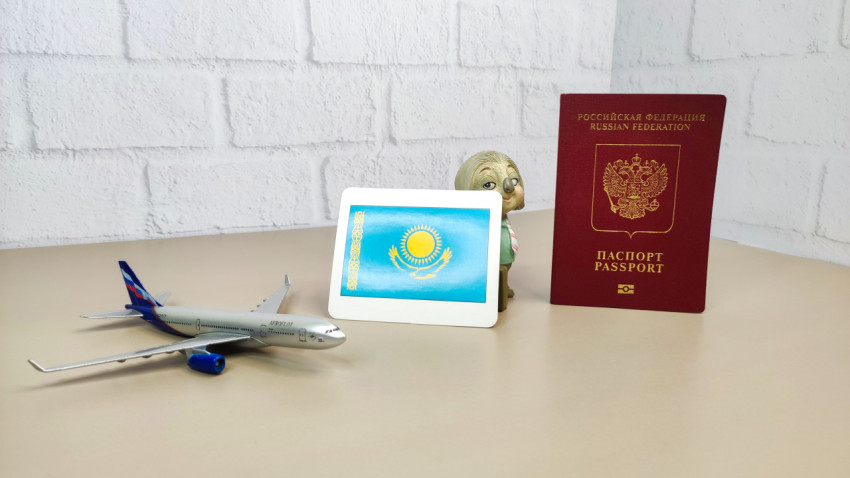 Загранпаспорт РФ, карта с флагом Казахстана и модель самолёта