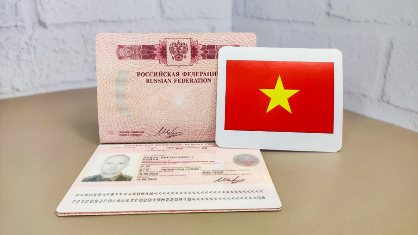 Загранпаспорт РФ и карта с флагом Вьетнама