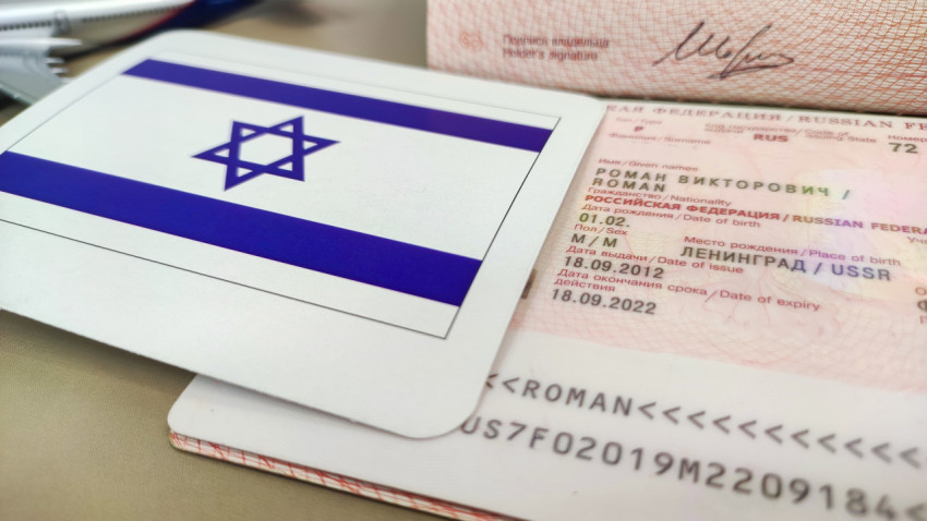 Загранпаспорт РФ и карта с флагом Израиля крупным планом
