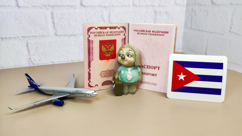 Загранпаспорта РФ, флаг Кубы и модель самолёта