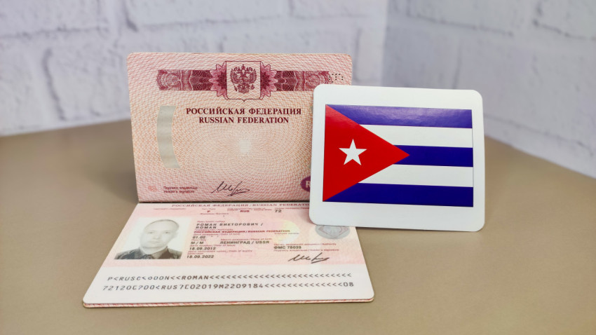 Загранпаспорт РФ и флаг Кубы