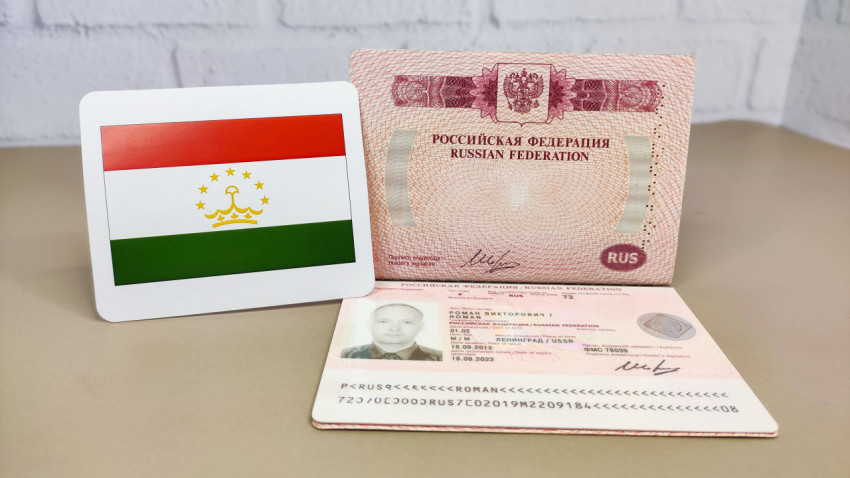 Загранпаспорт РФ и флаг Таджикистана