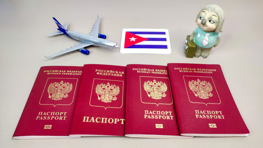 Четыре загранпаспорта РФ, флаг Кубы и модель самолёта