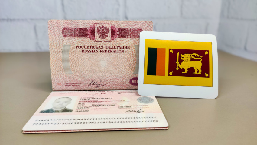 Загранпаспорт РФ и флаг Шри-Ланки крупным планом