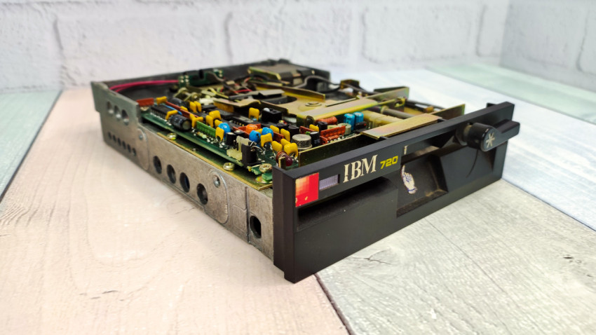 Дисковод IBM 720 для гибких дисков крупным планом