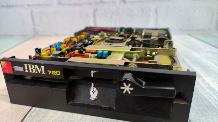 Винтажный дисковод IBM 720 с механическим рычагом фиксации
