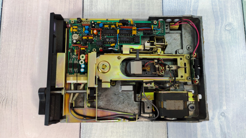 Внутренние элементы дисковода IBM 720, вид сверху