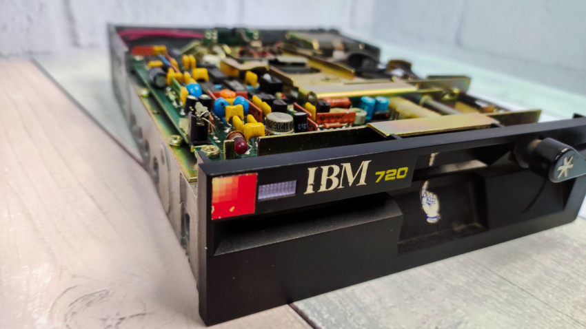 Фрагмент дисковода IBM 720 с видимыми элементами платы