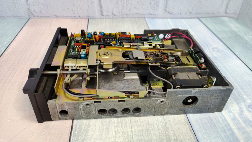 Внутренний механизм дисковода IBM 720 без верхней крышки
