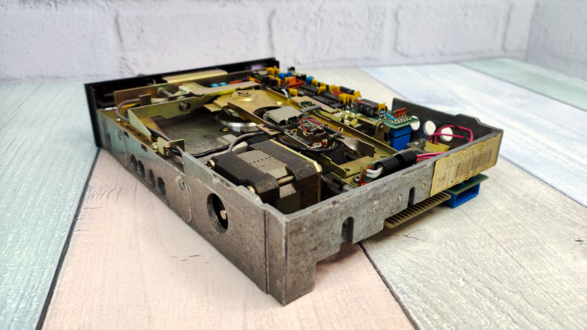 Дисковод IBM 720 с металлическим корпусом, вид сбоку