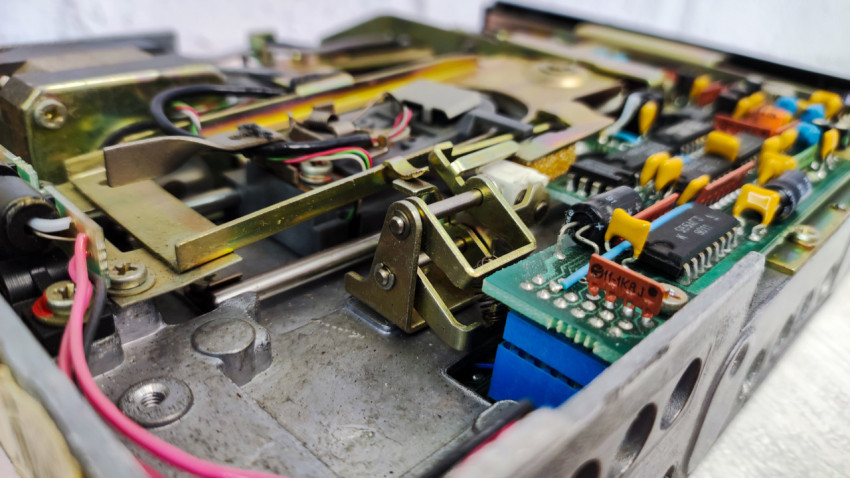 Механизм подачи головки дисковода IBM 720 крупным планом