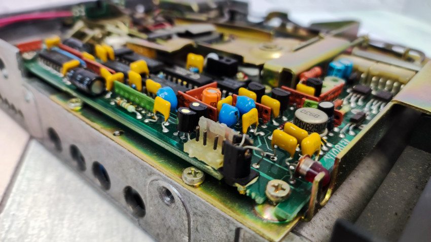 Микросхемы и конденсаторы платы дисковода IBM 720