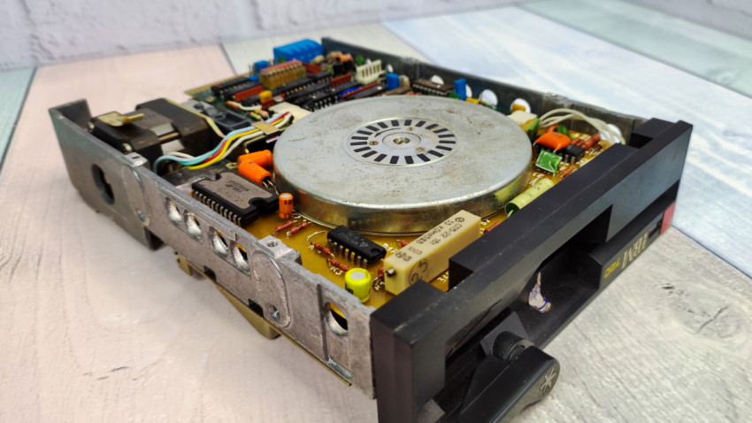 Механизм старого жёсткого диска IBM с печатной платой