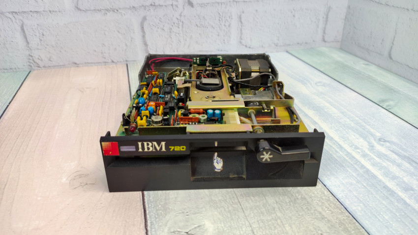 Дисковод IBM 720 с открытой электроникой и механизмом подачи дискеты