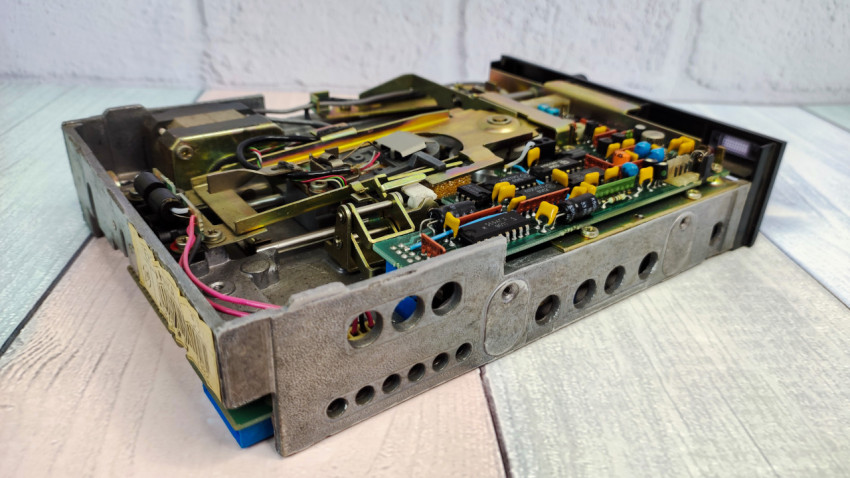 Печатная плата и механизмы дисковода IBM 720, вид под углом