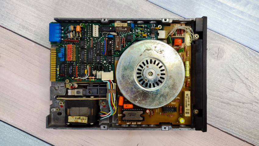 Внутреннее устройство дискового накопителя IBM сверху