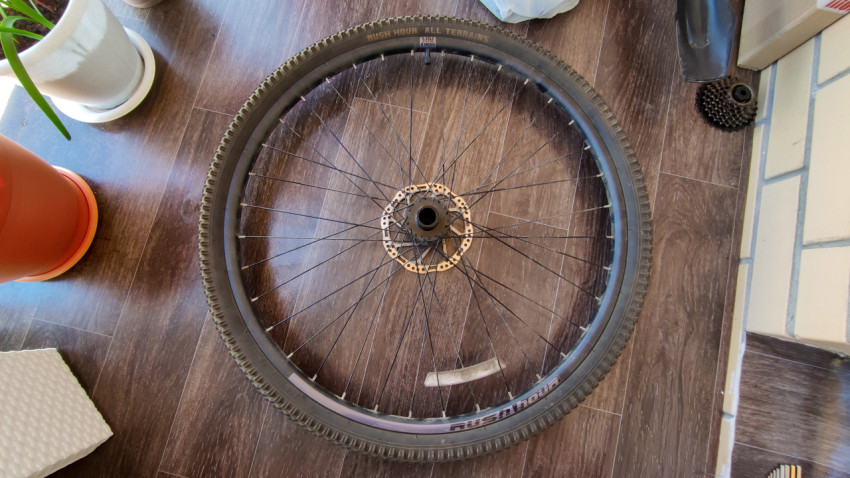 Велосипедное колесо с дисковым тормозом на полу
