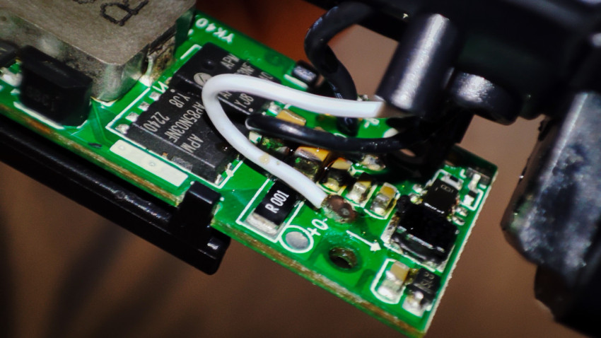 Печатная плата с черными и белыми проводами