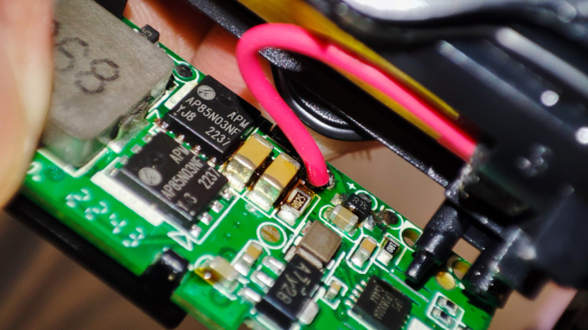 Электронная плата с подключенными проводами крупным планом