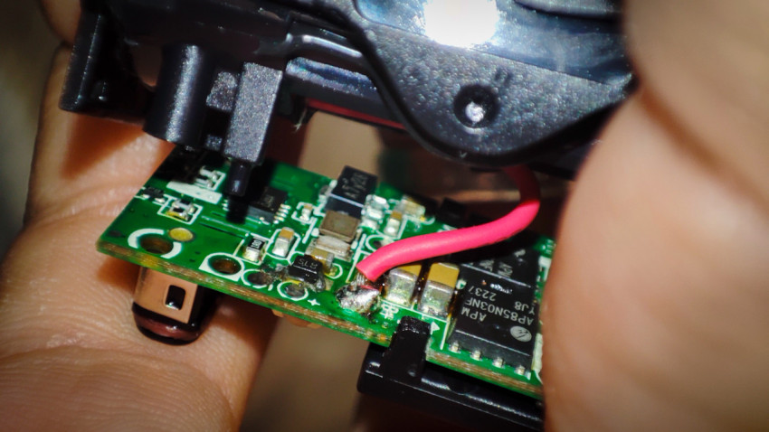 Печатная плата с проводом и компонентами