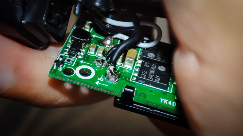 Электронная плата с поврежденными проводами