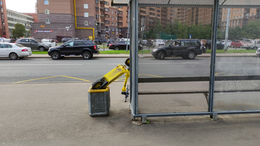 Электросамокат, застрявший в бетонной урне у остановки