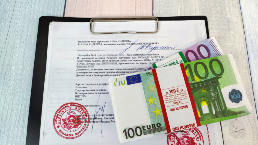 Нотариальное заверение перевода в Латвии с печатью и банкнотами евро