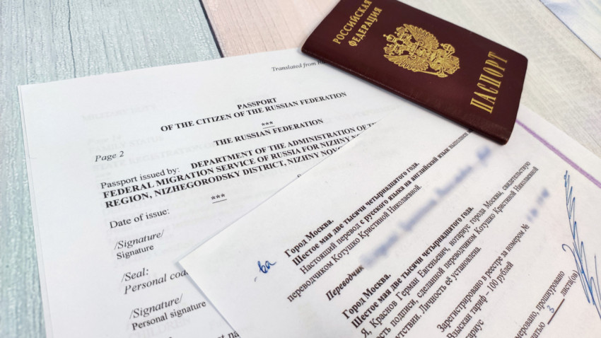 Паспорт гражданина России и нотариально заверенный перевод с печатью