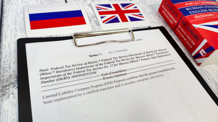 Документ с переводом и словарем на фоне флагов России и Великобритании