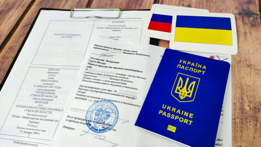 Украинский паспорт и нотариально заверенный перевод с флагами России и Украины