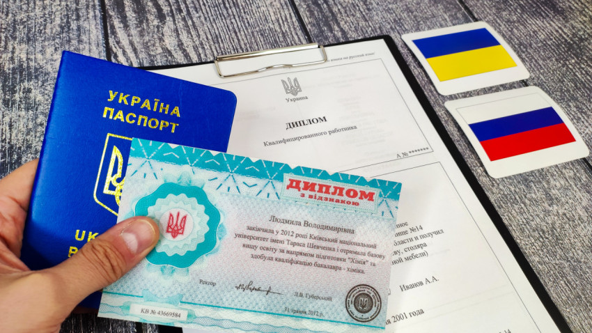 Украинский паспорт и диплом с отличием на фоне перевода документа