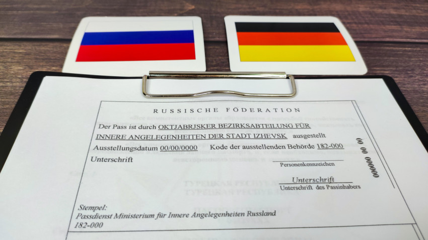 Перевод российского паспорта на немецкий язык с флагами России и Германии