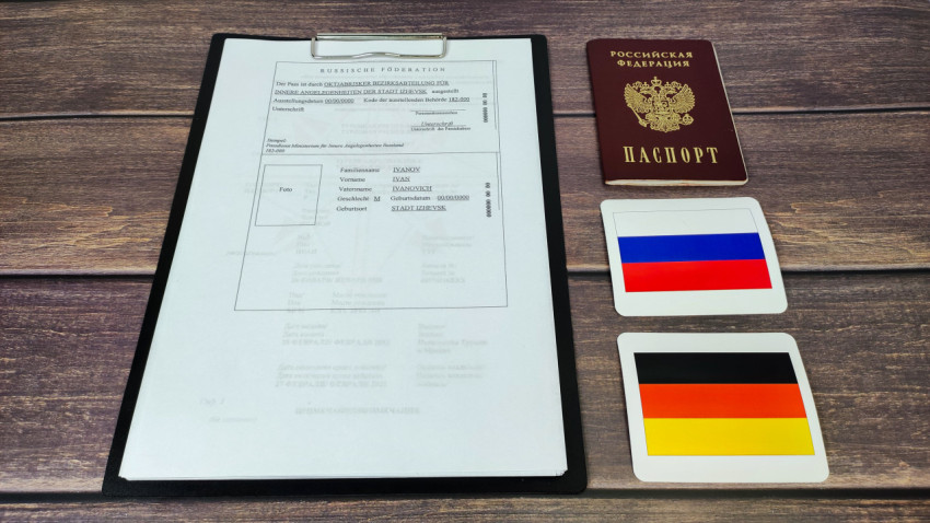 Российский паспорт и перевод документа на немецкий язык с флагами России и Германии