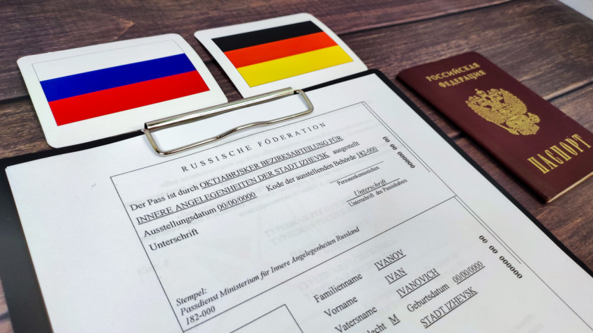 Перевод российского паспорта на немецкий язык и флаги России и Германии