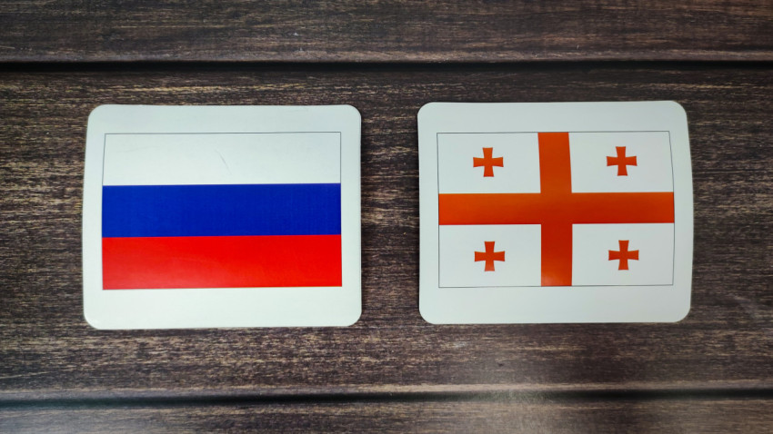 Флаги России и Грузии на деревянной поверхности