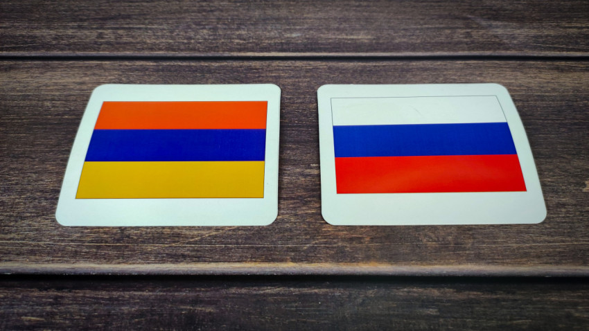 Флаги Армении и России на деревянной поверхности