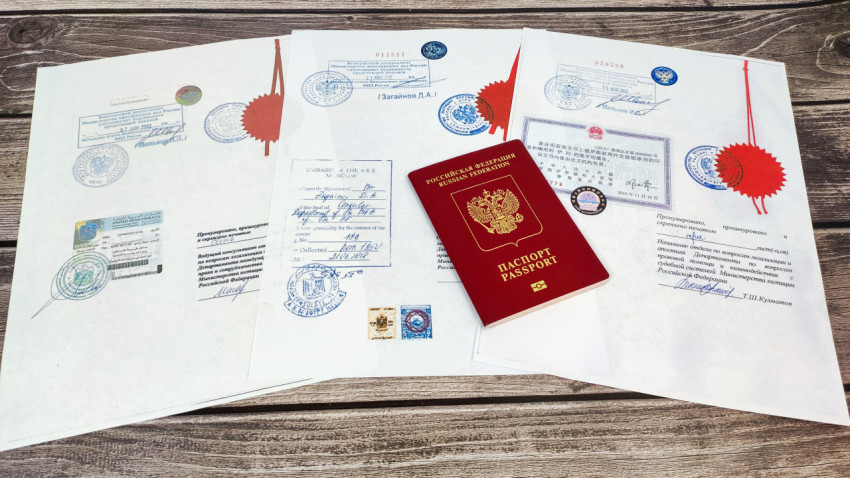 Российский паспорт и легализованные документы с печатями консульств